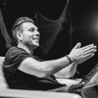Dirk Zekveld Dirk Zekveld was werkzaam als journalist en werd later actief als regisseur van commercials en commerciële producties. Daarnaast ontwikkelt hij momenteel eigen onafhankelijke filmproducties, die draaien om menselijke verhalen.
